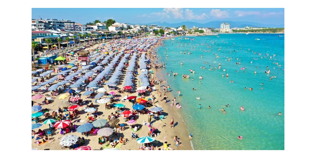 Sıcak havadan bunalan tatilciler soluğu deniz kenarında aldı