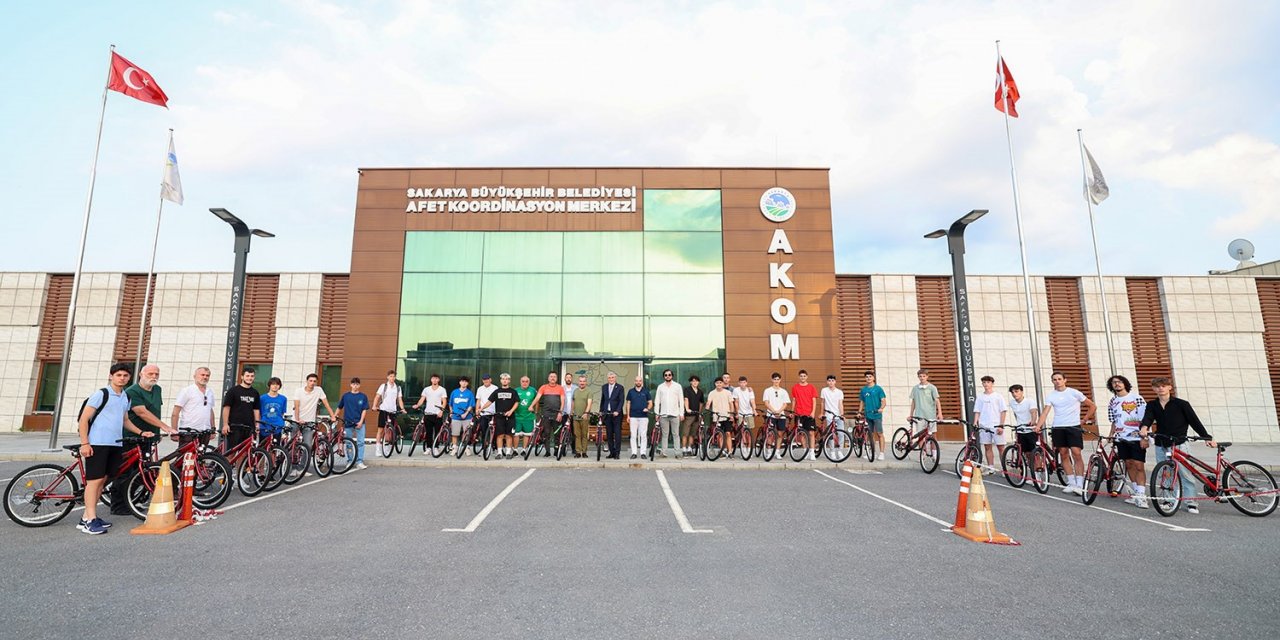 Yüce’den Harmanlıkspor’un oyuncularına bisiklet