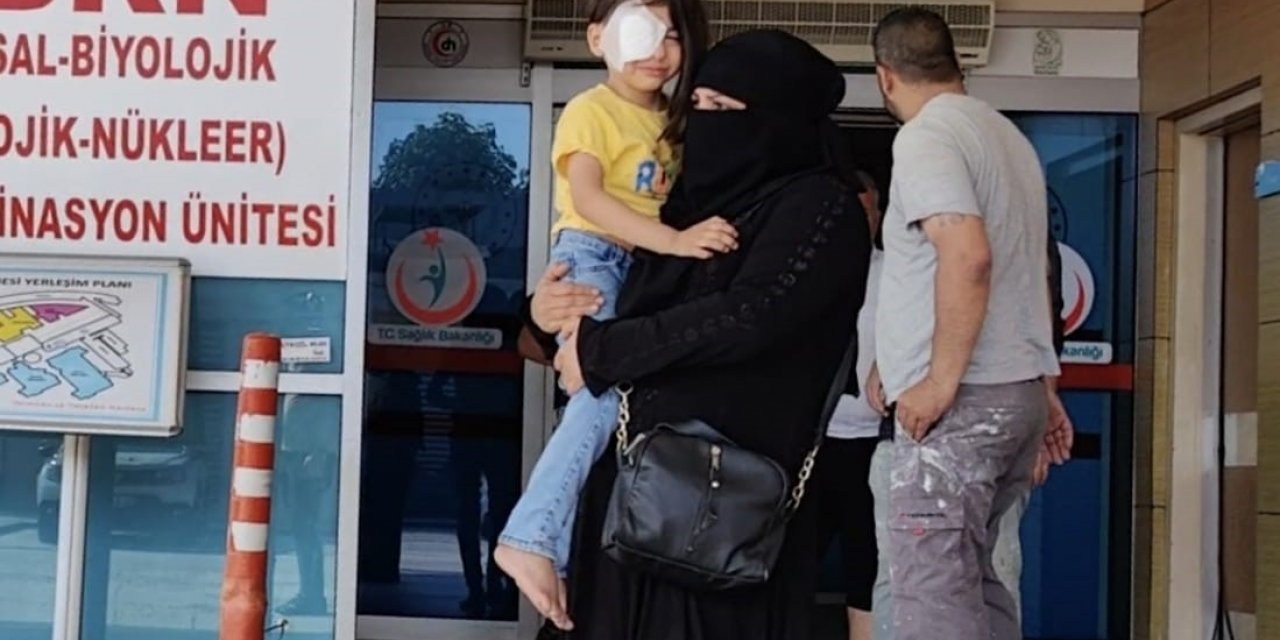 Koşarken gözüne bıçak saplandı