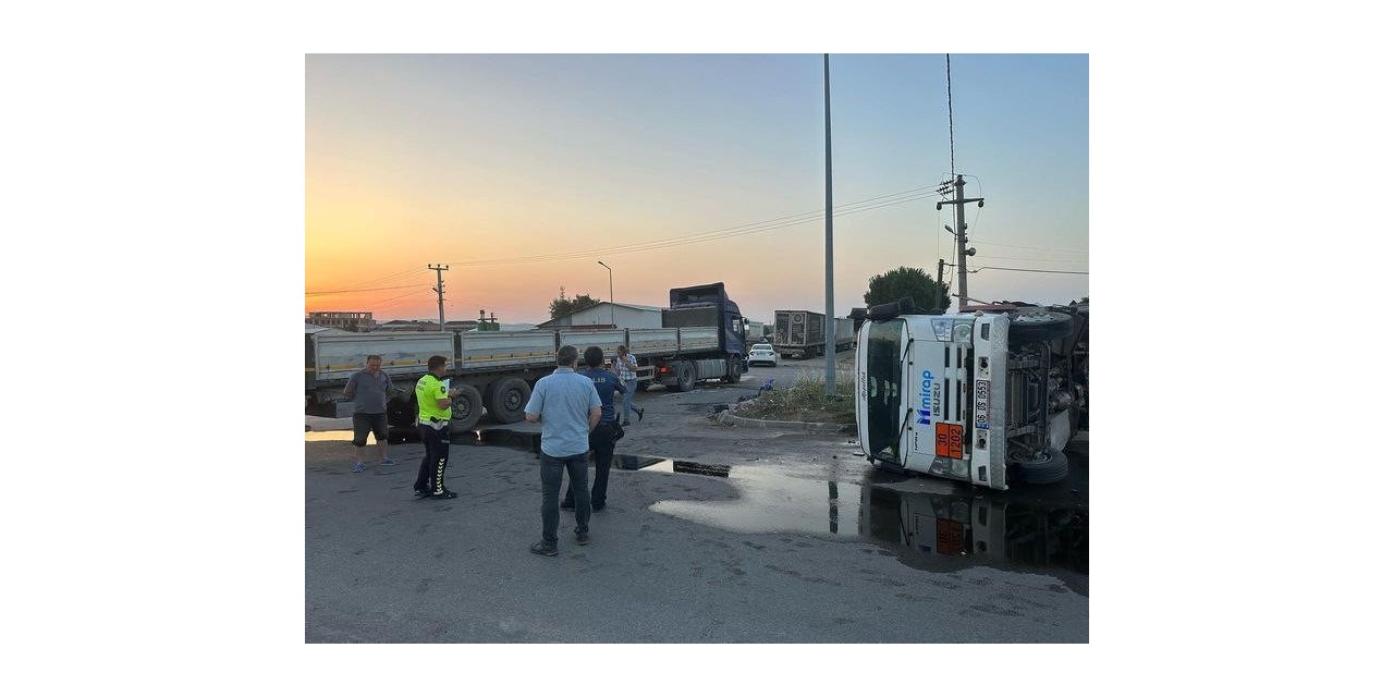 Gönen’de mazot yüklü tanker ile tır çarpıştı, sürücüler yaralandı