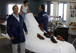 Otomobil büyüklüğünde ayakkabı