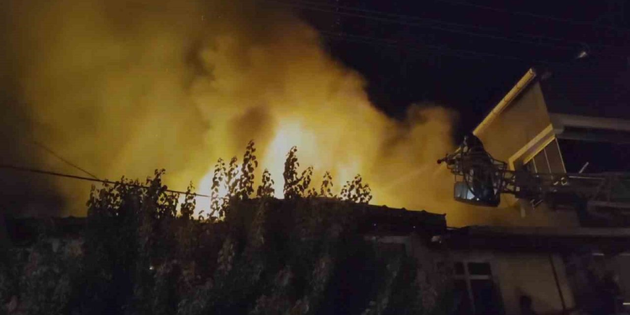 Suluova’da iki katlı ev alevlere teslim oldu