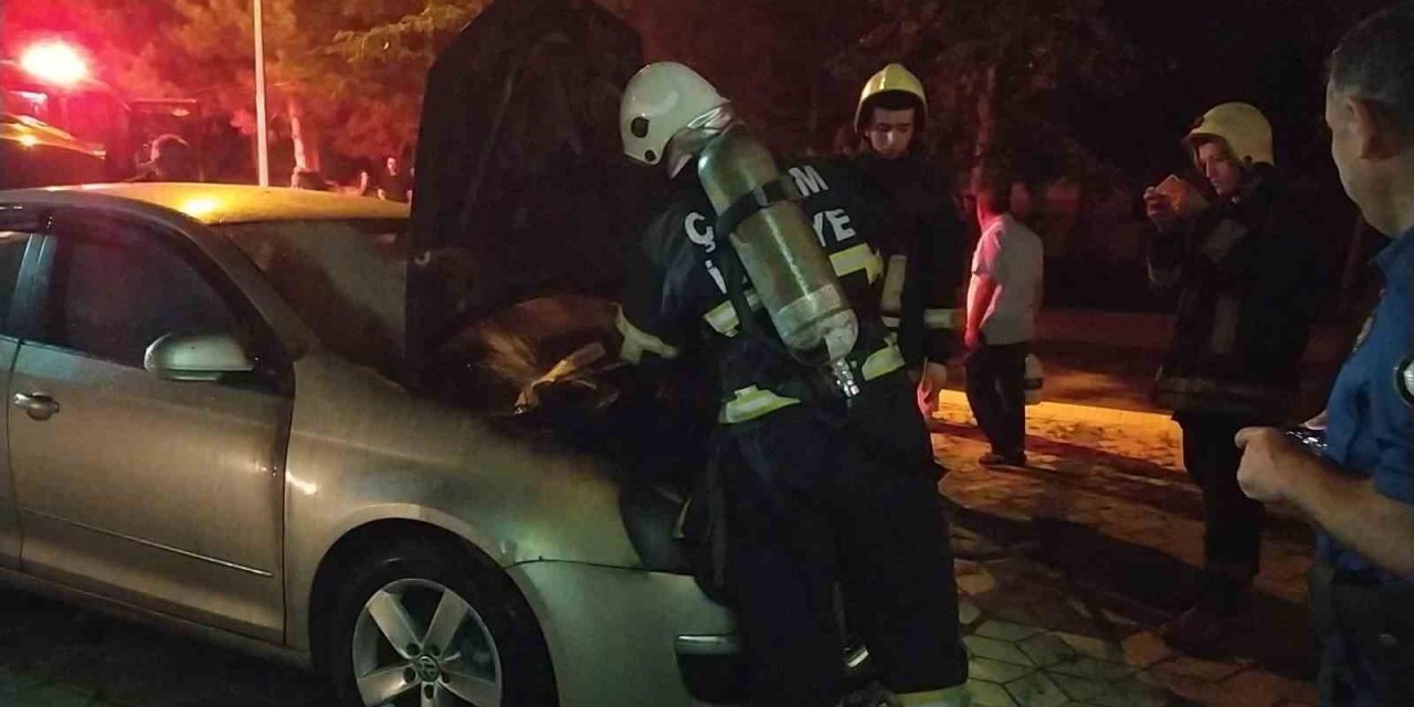 Park halindeki otomobil yandı