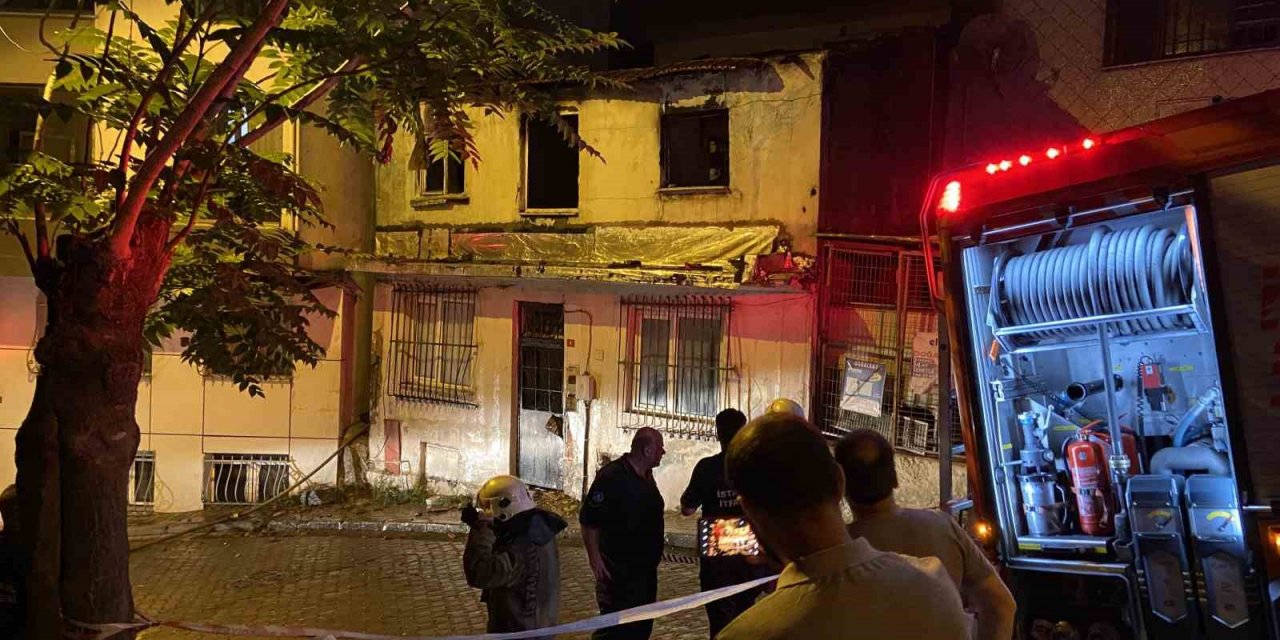 Kağıthane’de 2 katlı metruk bina alev alev yandı