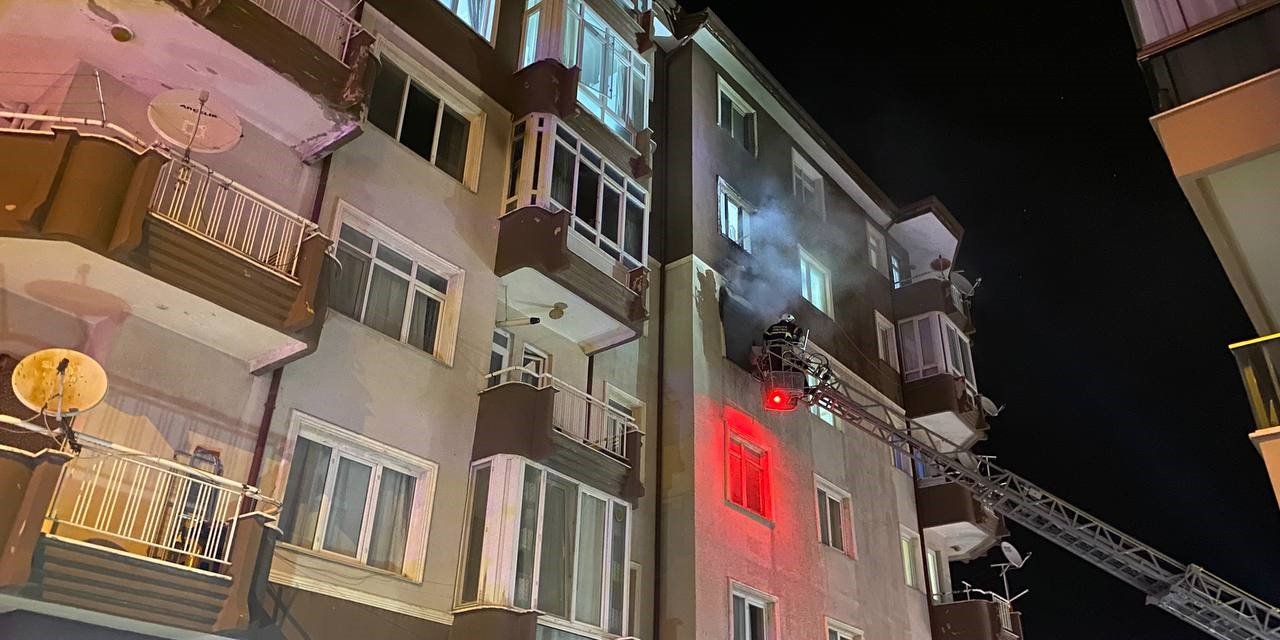 Isparta’da gece saatlerinde çıkan ev yangını korkuttu
