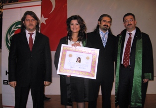 Genç avukatlar cübbe giydi
