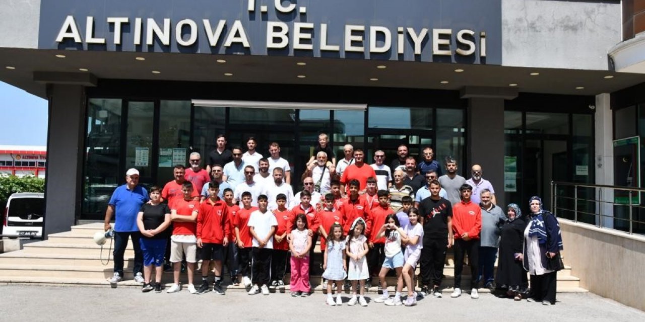 Altınovalı güreşçiler törenle karşılandı