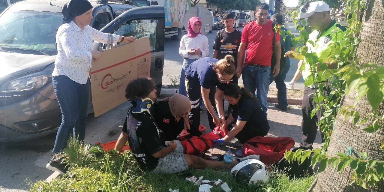 Yerde acı içerisindeki yaralıyı yakıcı güneşten kartonla korudular