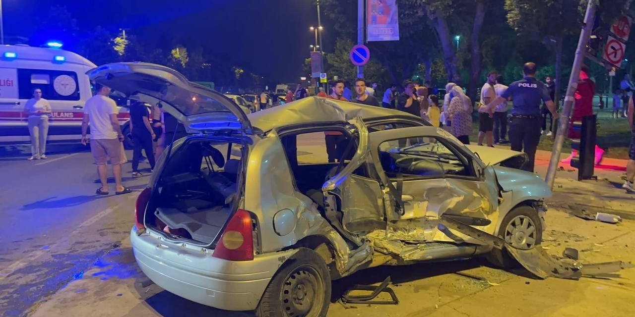 Maltepe’de aşırı hız yaptı, İSPARK’tan çıkan araca çarptı: 5 yaralı