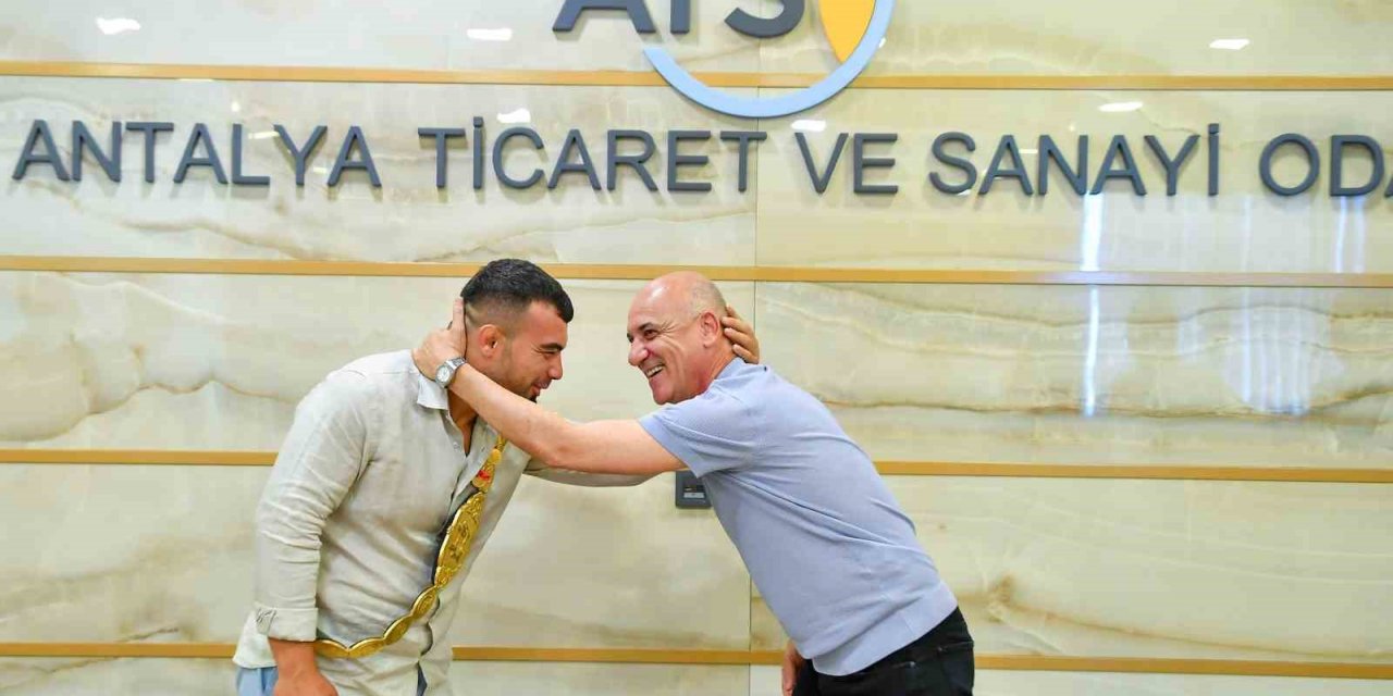 Başkan Ali Bahar’dan başpehlivana ‘El ense’