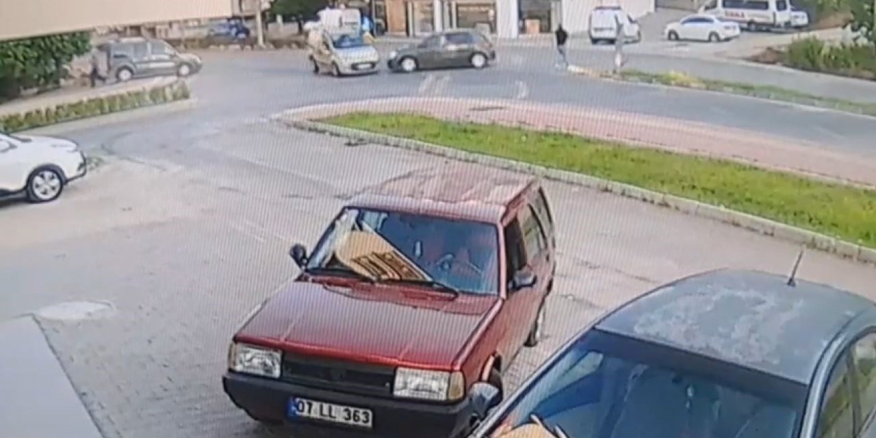 İki aracın arasında kalmaktan saniyelerle kurtuldu, geriye dönüp yaralılara yardımcı oldu