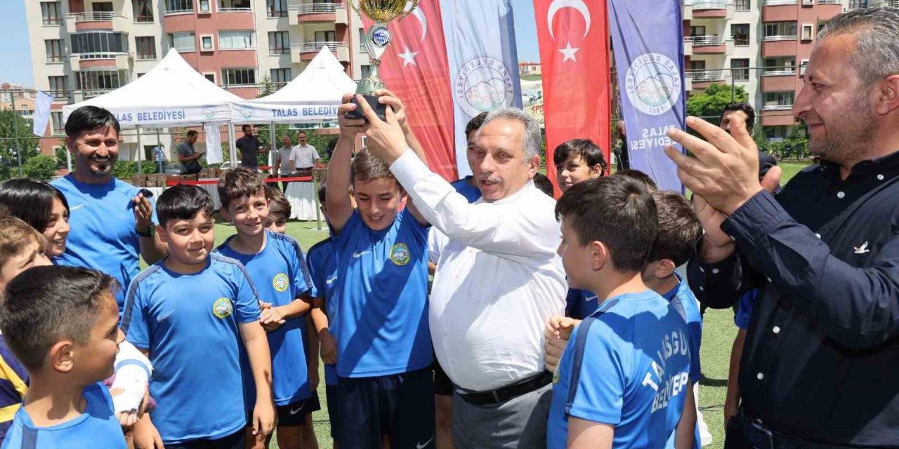 Kupayı Başkan Yalçın verdi