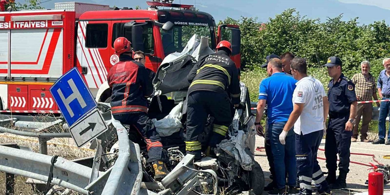 Bariyerlere saplanan otomobil paramparça oldu: 1 ölü