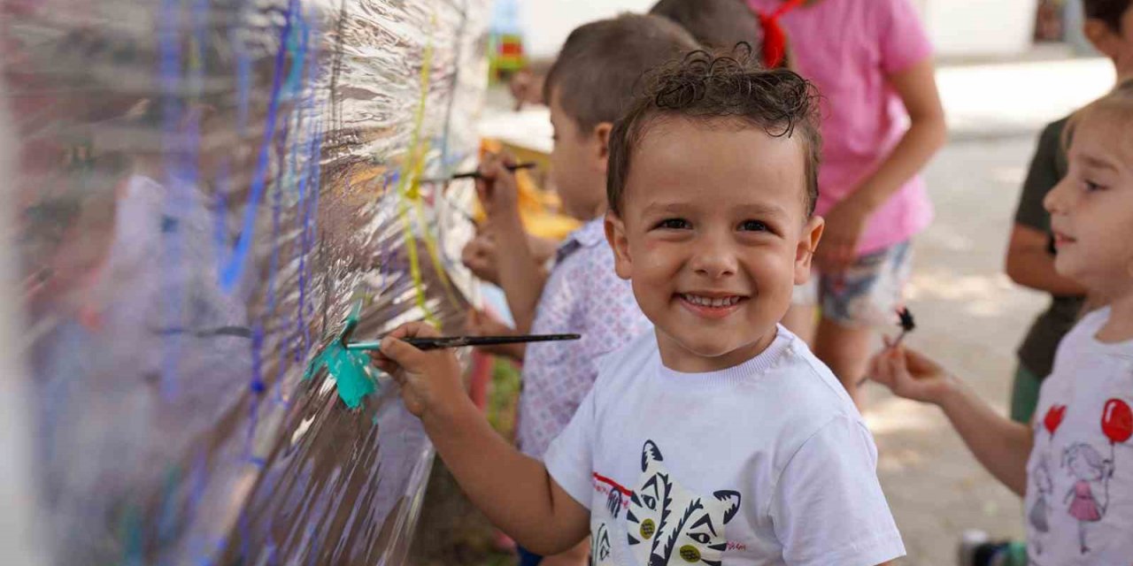 Oyunlarla hem öğreniyor, hem keşfetmenin keyfini yaşıyor hem de arkadaşlarıyla sosyalleşiyorlar