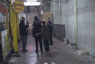Çekirdek yüzünden başından bıçaklandı