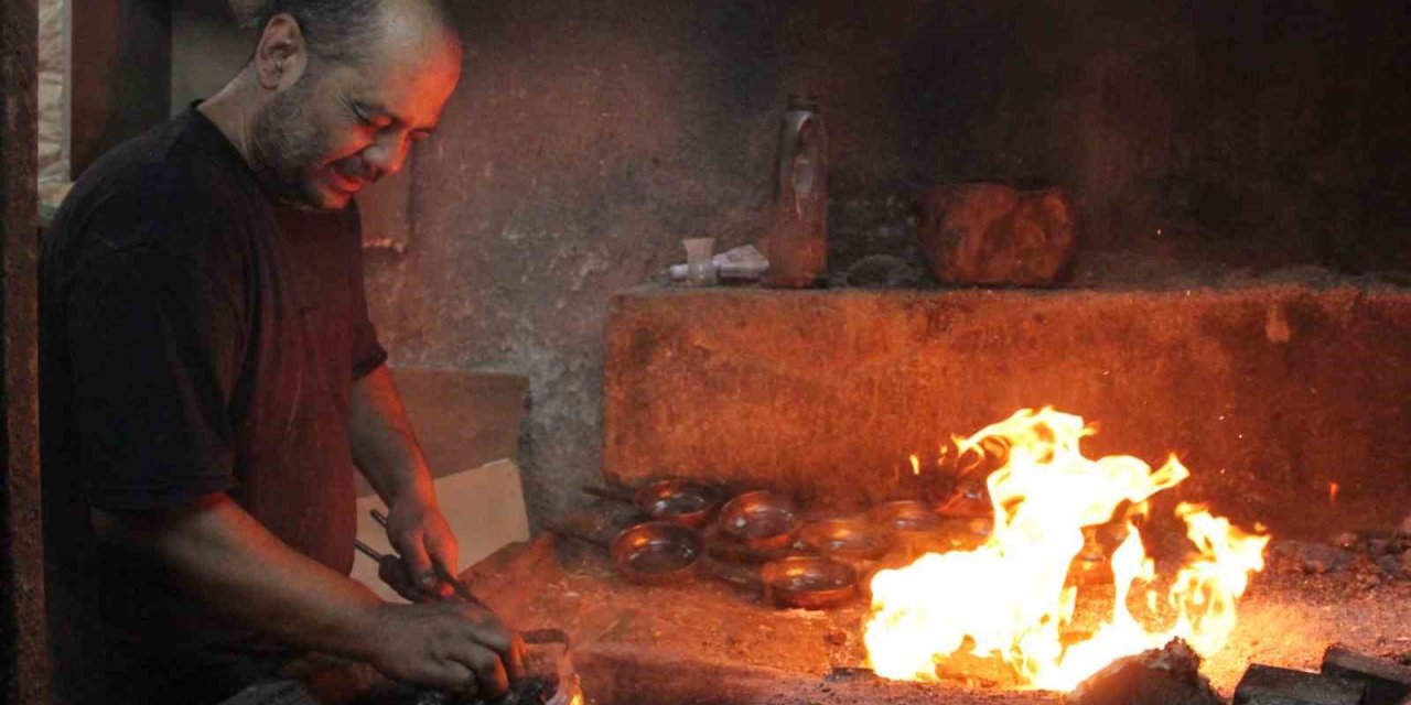 Kalaycı kardeşler, 80 derece sıcaklıkta dede mirası mesleklerine sahip çıkıyor