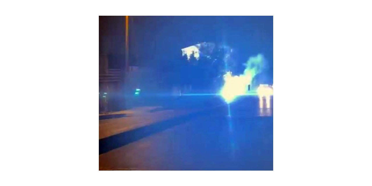 Sultangazi’de elektrik kabloları havai fişek gibi patladı: Mahalleli karanlığa gömüldü