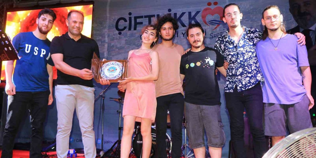 Çiftlikköy Gençlik Festivali Azra konseriyle sona erdi