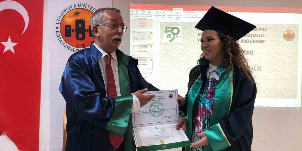 Derece ile mezun oldu, törene bebeğiyle geldi