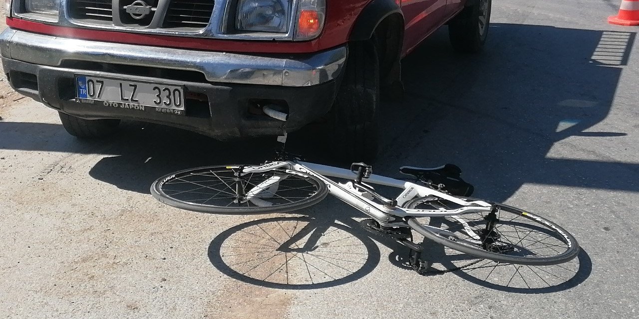 Yolda kayan bisiklet kamyonetin altına girdi: 1 yaralı