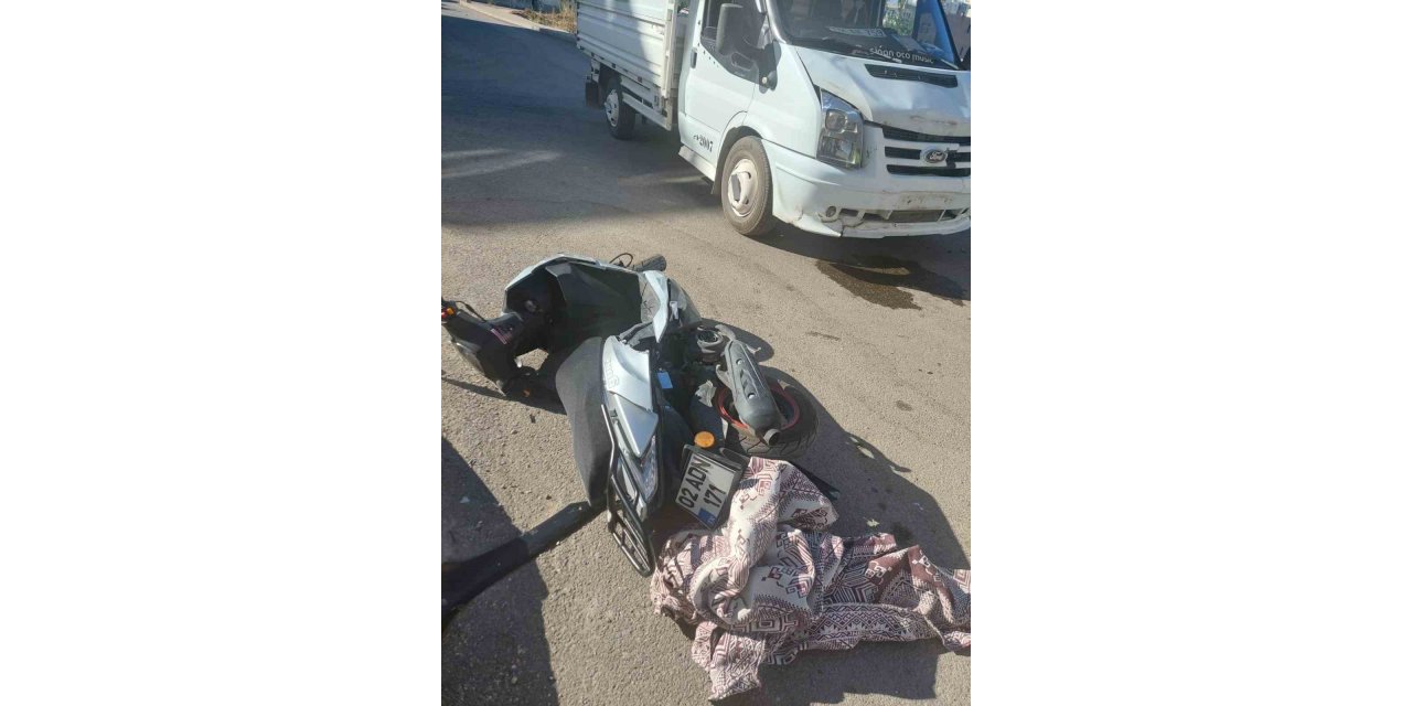 Motosiklet ile kamyonet çarpıştı: 3 yaralı
