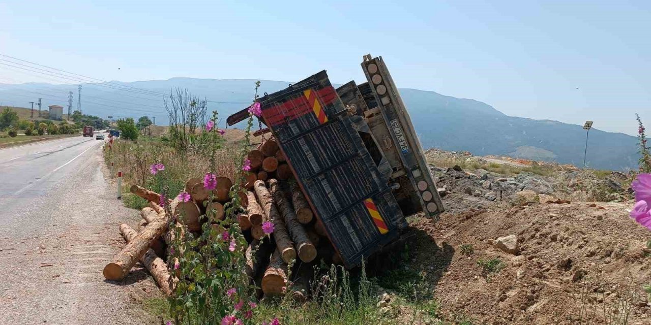 Kavşaktan dönemeyen kamyon devrildi