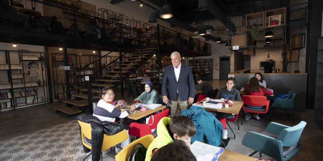 Efeler’de Kitap Kafeler gençlerin ikinci evi oldu