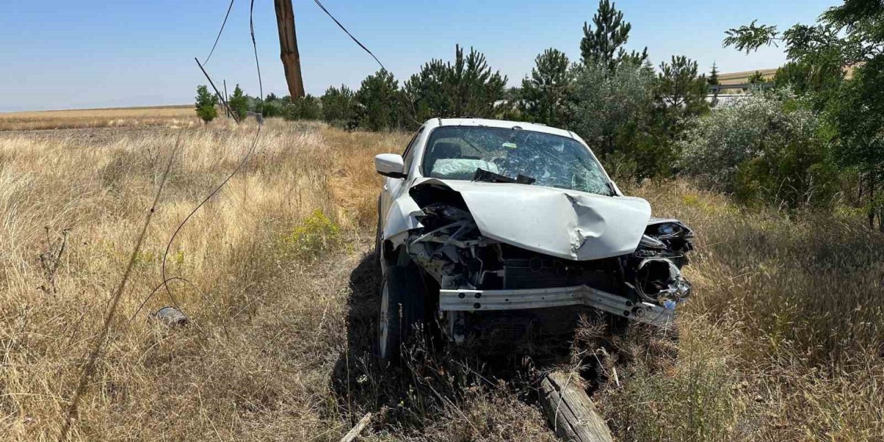 Tarım arazisine devrilen otomobilde 6 kişi yaralandı