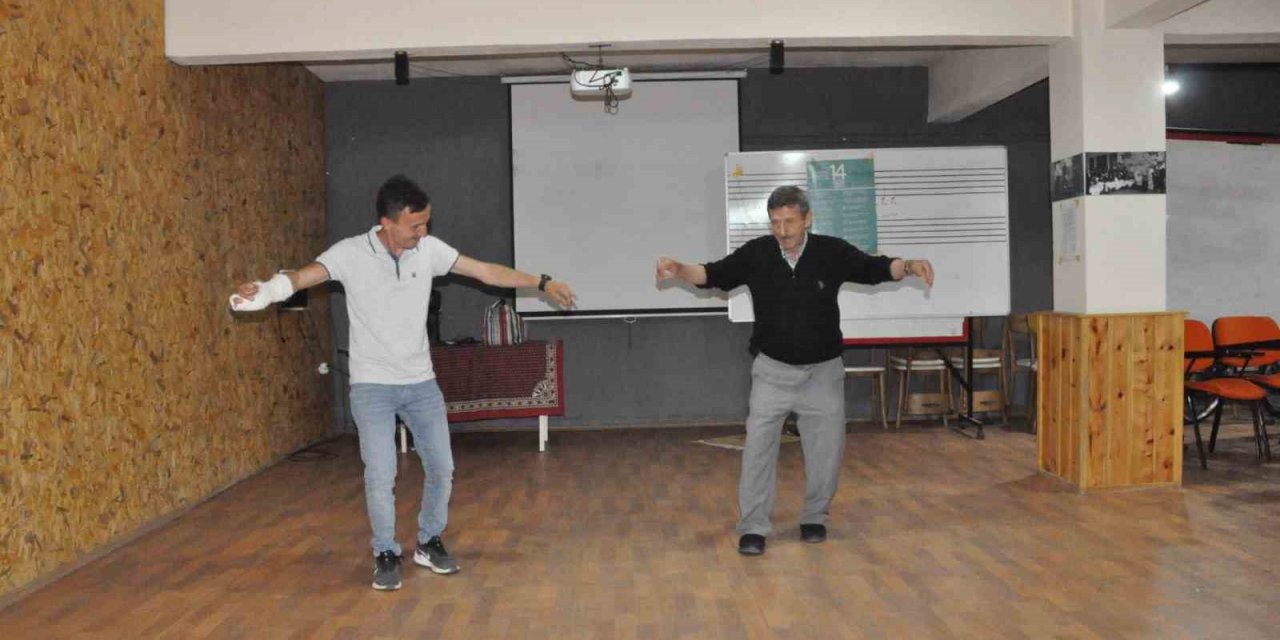 Unutulmaya yüz tutmuş halk oyunları gelecek nesillere aktarılıyor