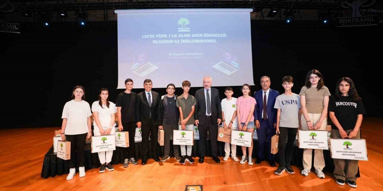 LGS’de başarılı olan öğrenciler dizüstü bilgisayar ile ödüllendirildi