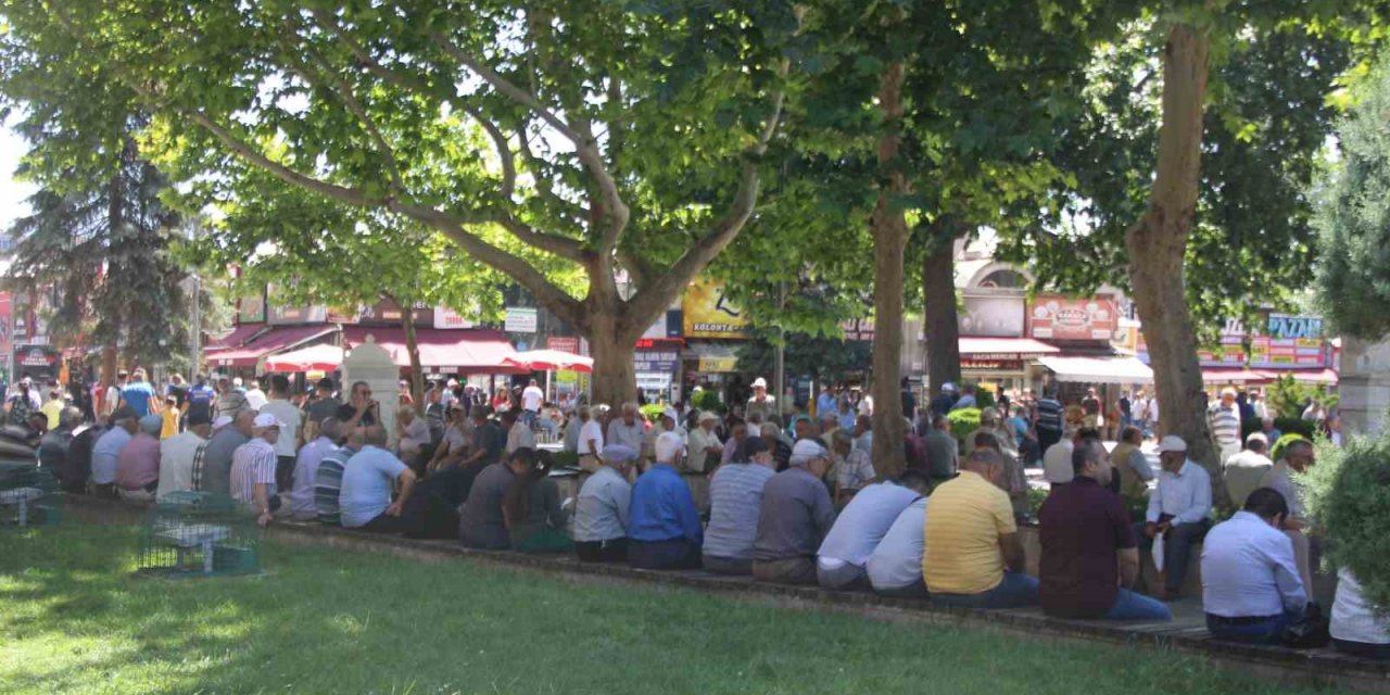 Kayseri’de dereceler 35’i gösterdi, vatandaşlar ağaç altlarına akın etti