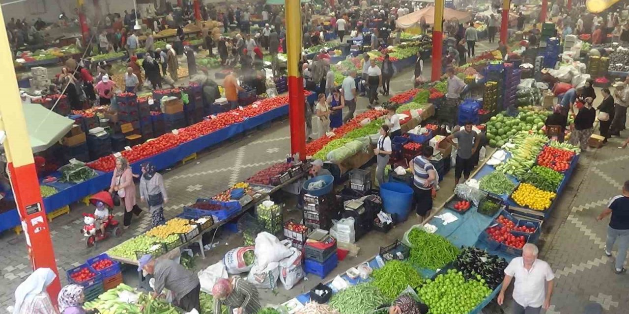 Çöl sıcaklarında klimalı pazar büyük ilgi görüyor