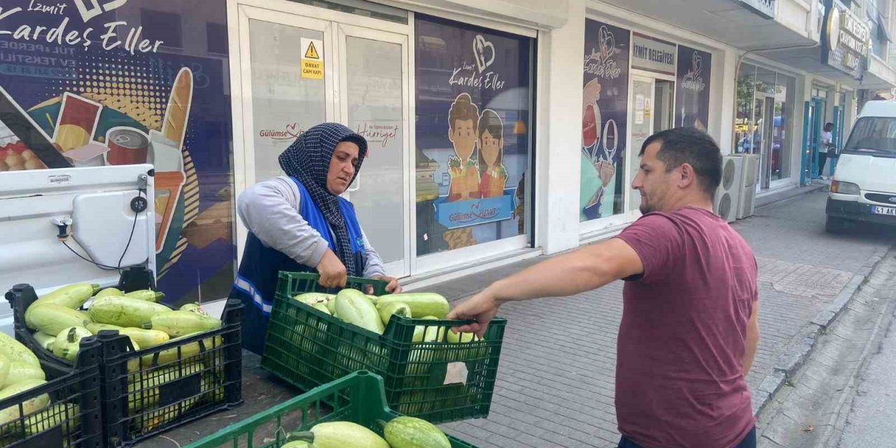Bu bahçede hasat edilen ürünler vatandaşlara ücretsiz dağıtılıyor