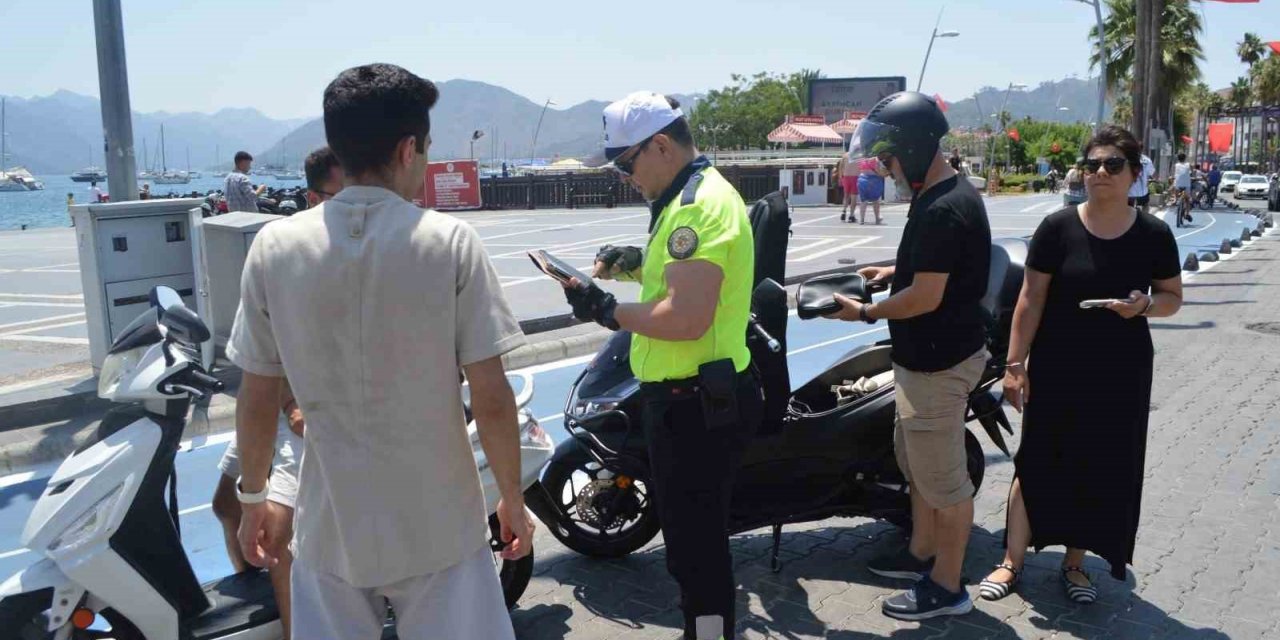Marmaris’te polisler hem kask denetimi yaptılar hem şapka dağıttılar