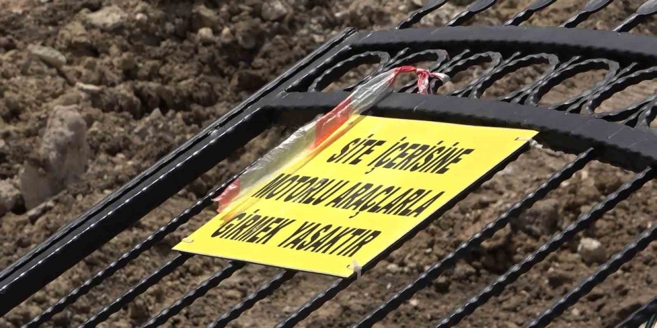 Bursa’da 16 katlı binanın bahçe duvarı böyle çöktü