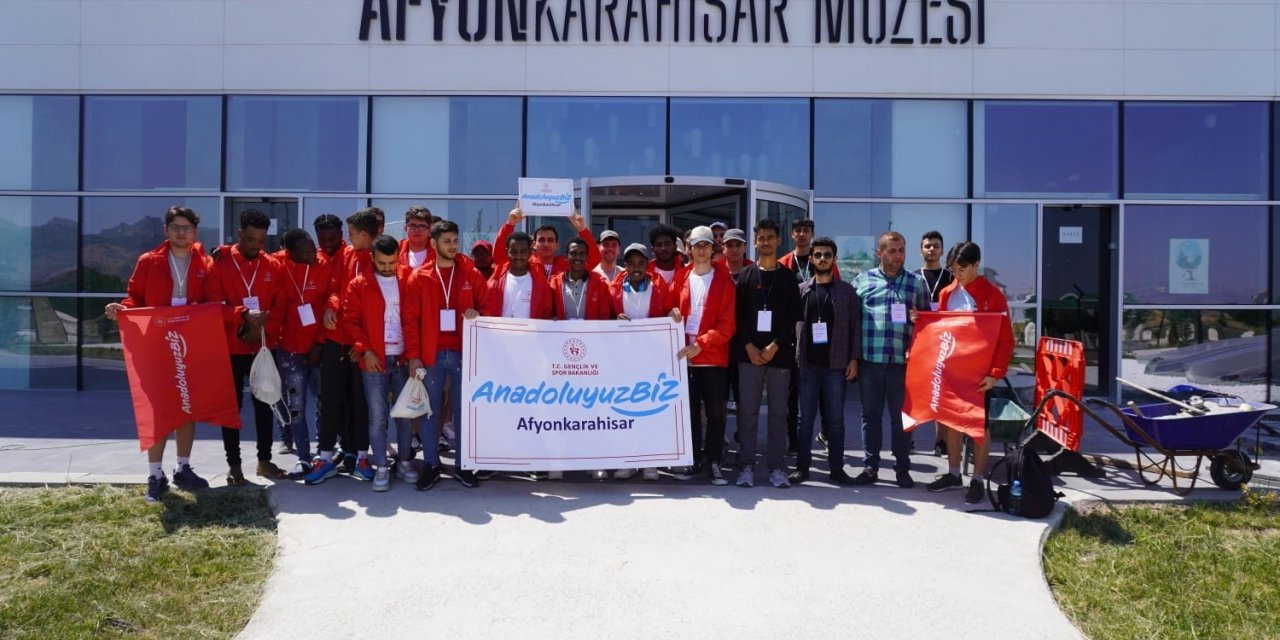 Balıkesir’den gelen gençler Afyonkarahisar’ı gezdi