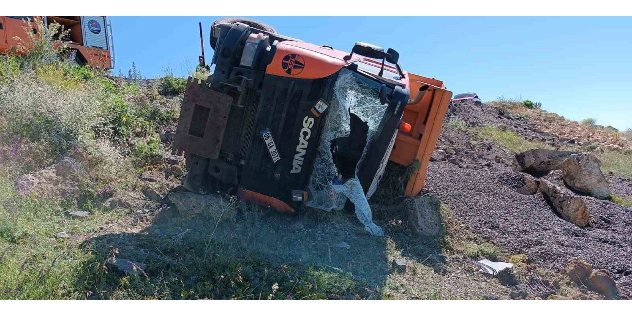 Kars’ta kamyon devrildi: 1 ölü