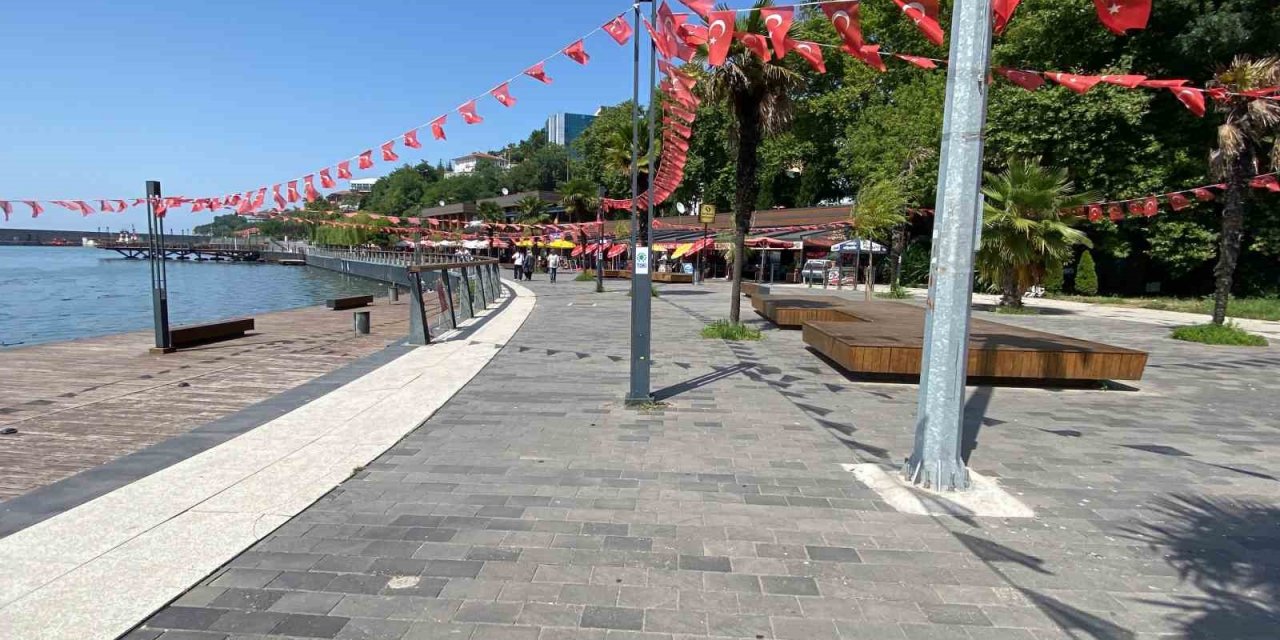 Zonguldak’ta vatandaşlar gölgelik alanlara kaçtı