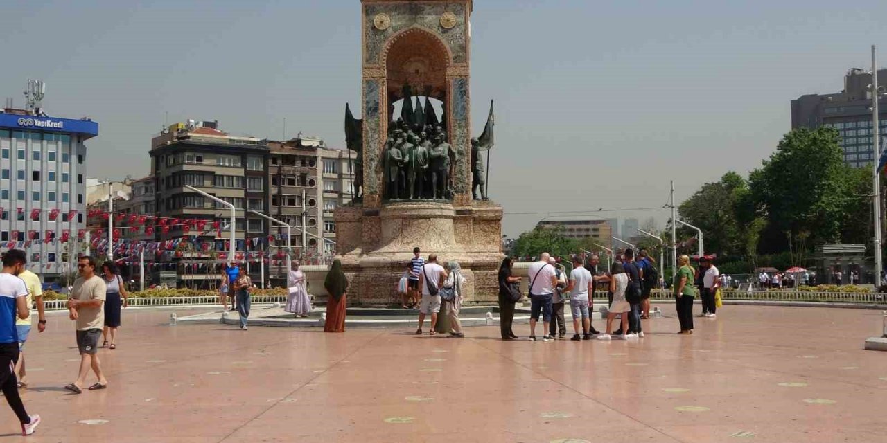 Taksim Meydanı’nda vatandaşların sıcakla imtihanı