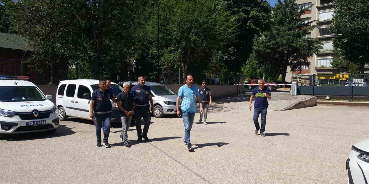 "Kendi kendini bıçakladı" dediler, çıkarıldıkları mahkemece tutuklandılar