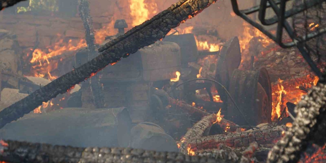 Traktörde çıkan yangında iki katlı ev kül etti