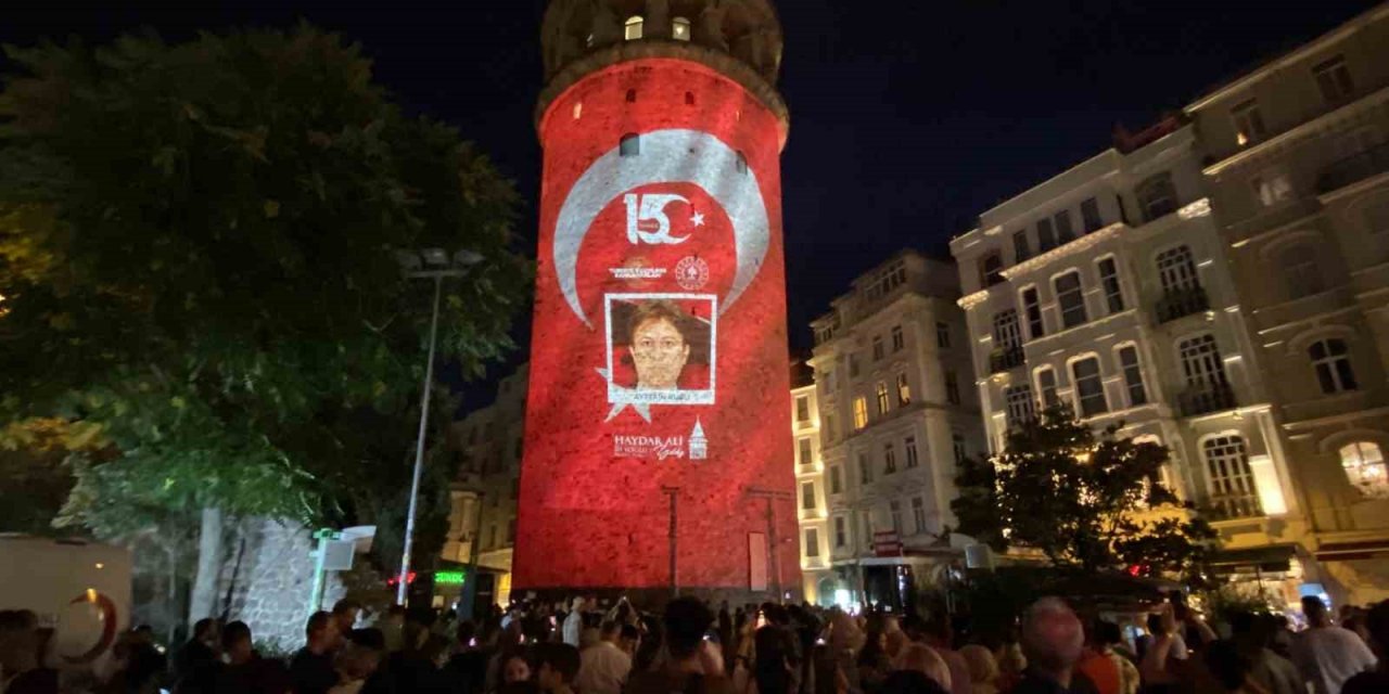 15 Temmuz şehitlerinin fotoğrafı Galata Kulesi’ne yansıtıldı