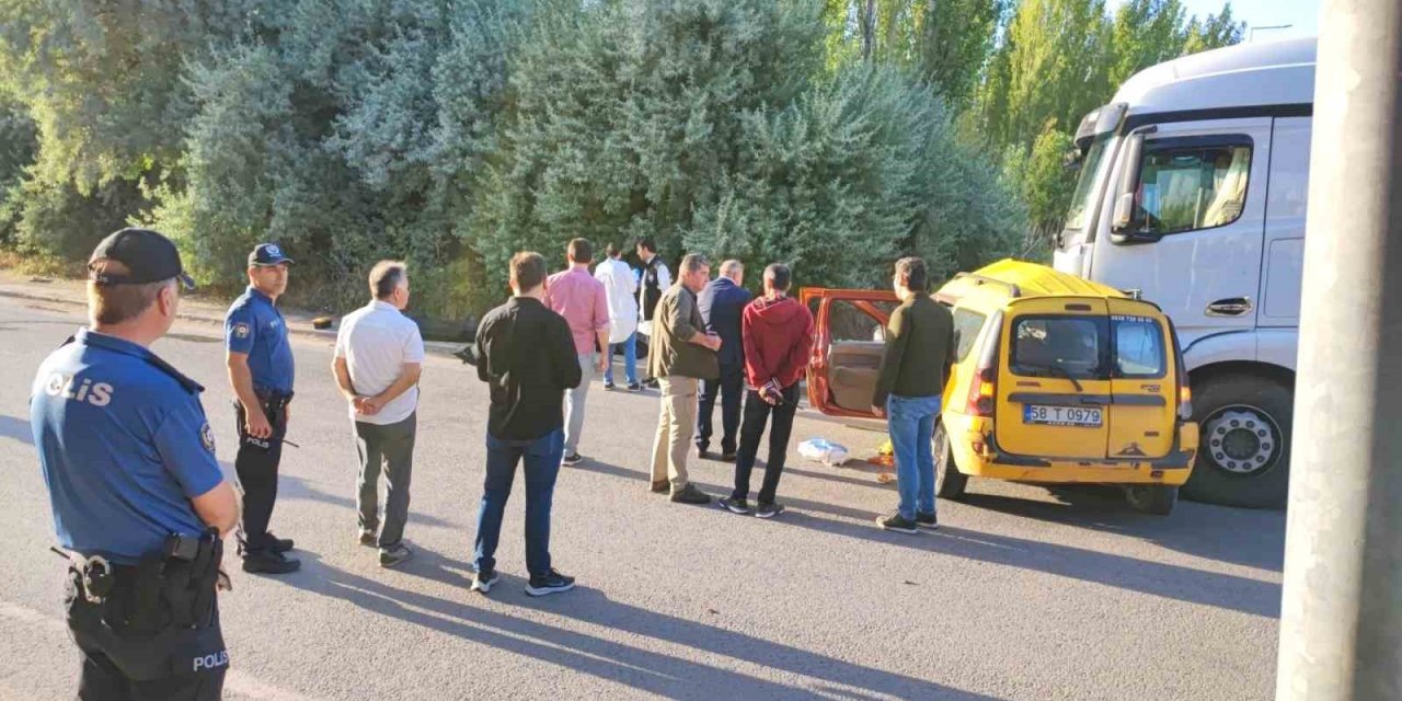 Kamyon çarptığı ticari taksiyi sürükledi: 4 ölü, 1 ağır yaralı