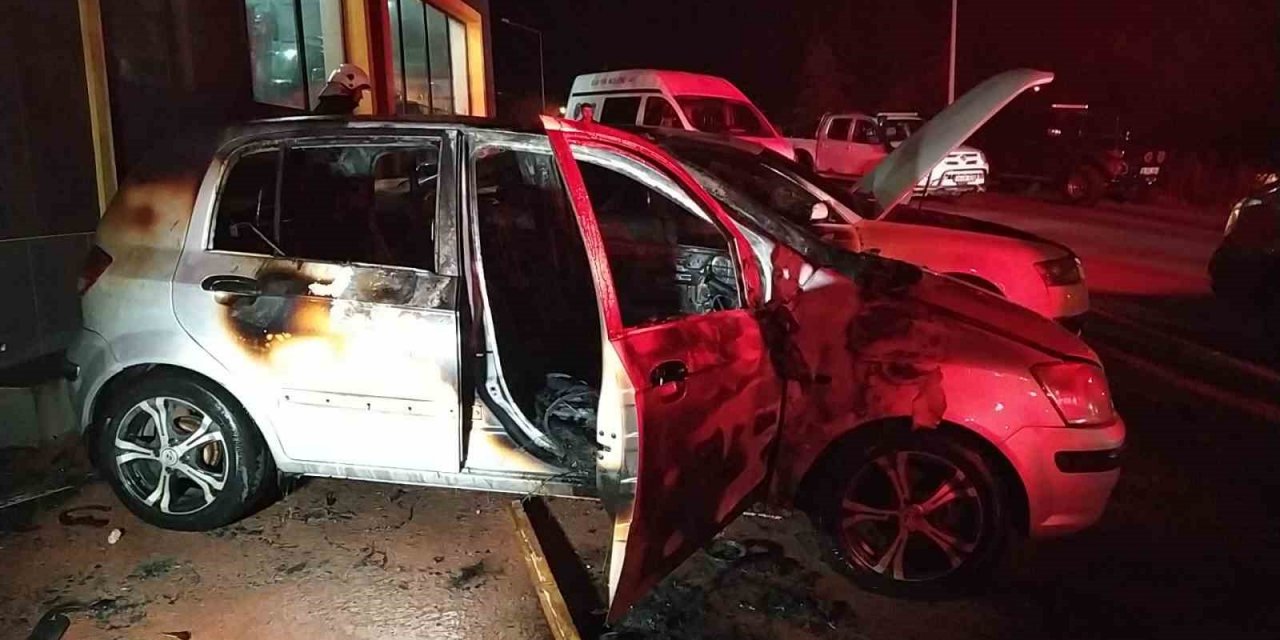 Kundaklanan araç küle döndü