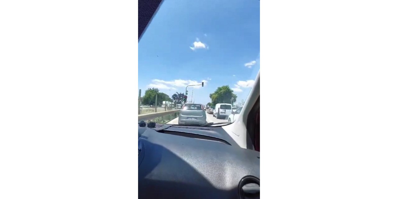 Kaza geliyorum dedi, dalgın sürücünün kaza anı kameraya yansıdı