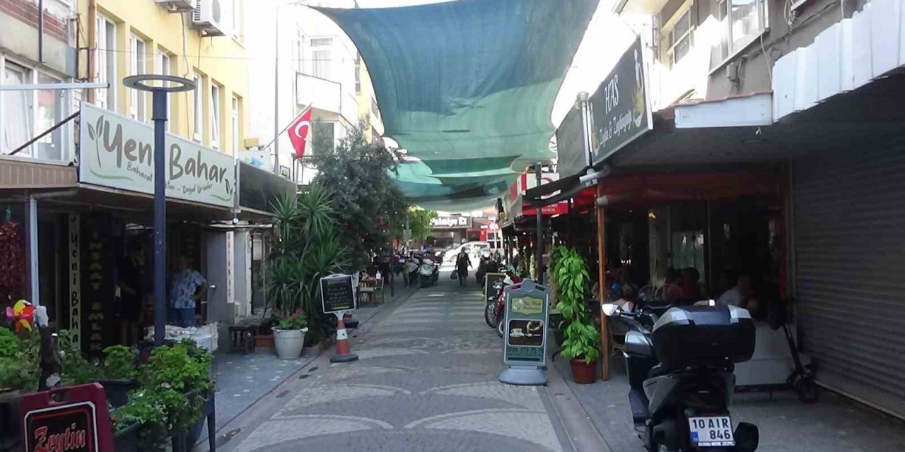 Aşırı sıcaklardan bunalan esnaf, gölge olsun diye sokağın üstünü zeytin brandaları ile örttü