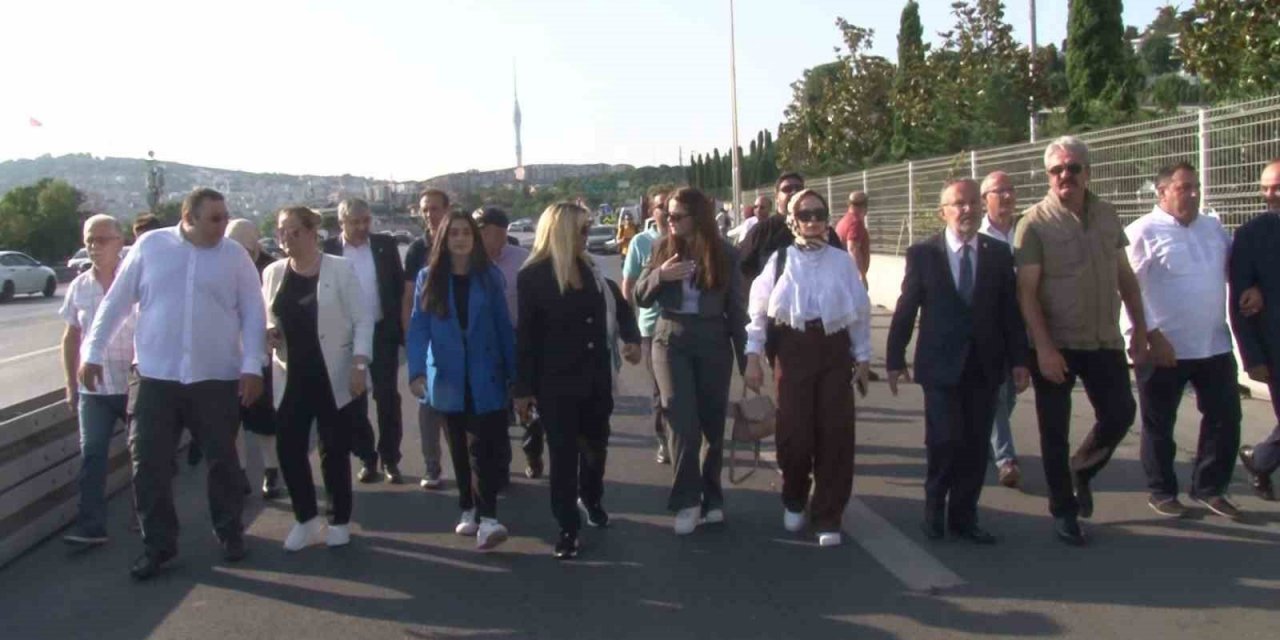 Darbenin 7’nci yılında dev Türk bayrağı 15 Temmuz Şehitler Köprüsü’ne asıldı