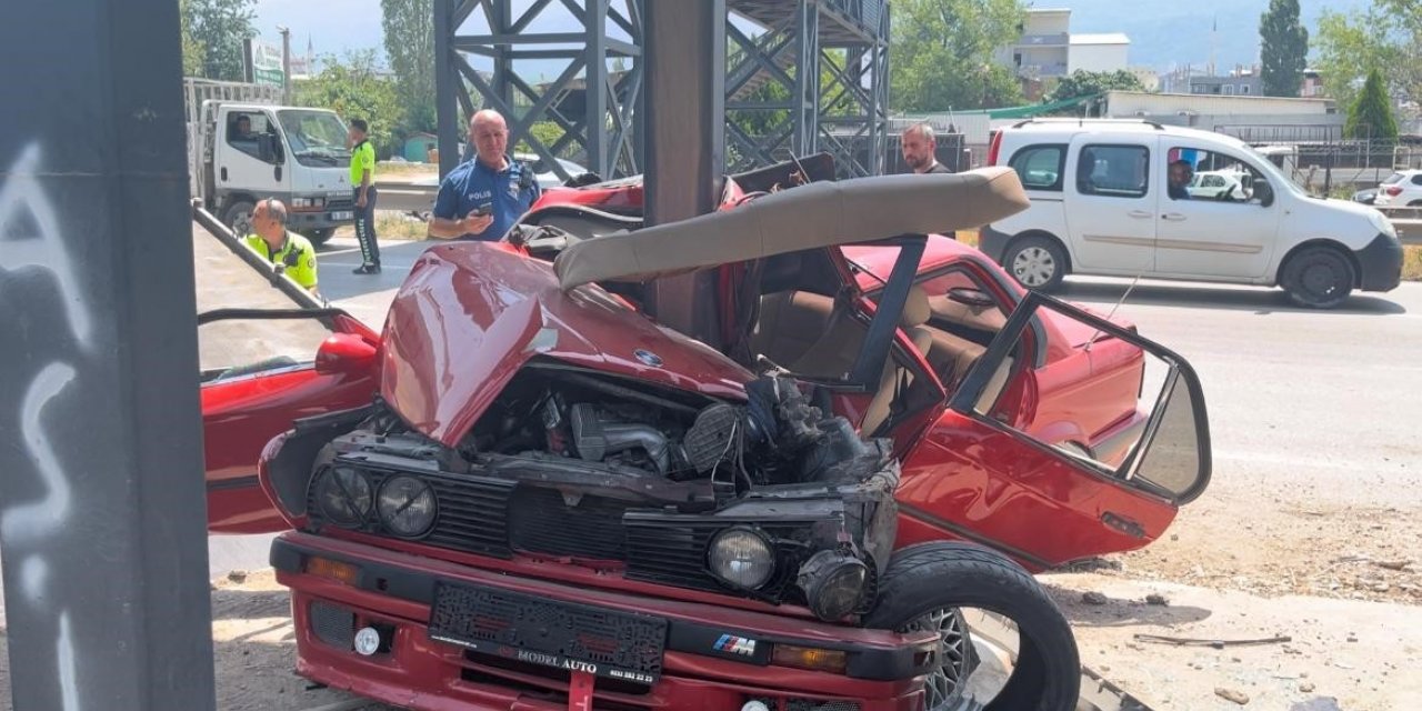 İkiye katlanmıştı... Abi kardeşin karıştığı feci kaza güvenlik kamerasına böyle yansıdı