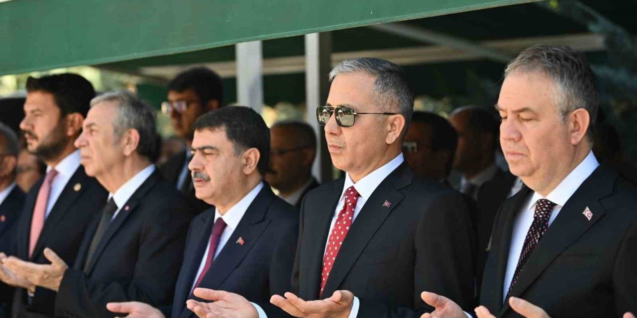 Bakan Yerlikaya’dan 15 Temmuz şehitliğine ziyaret