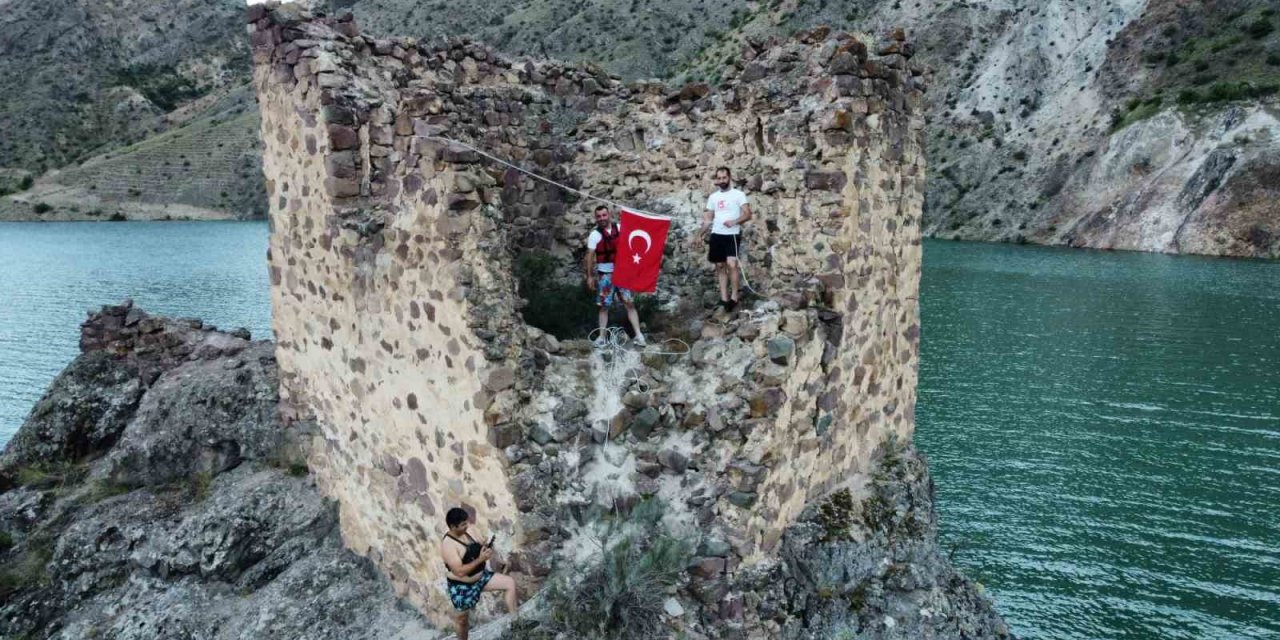 15 Temmuz anısına sular altında kalan kaleye Türk bayrağı asıldı